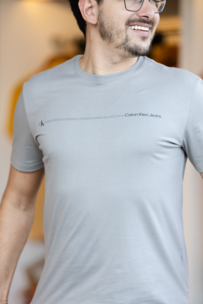 T-Shirt Calvin Klein Jeans Centralizado Cinza