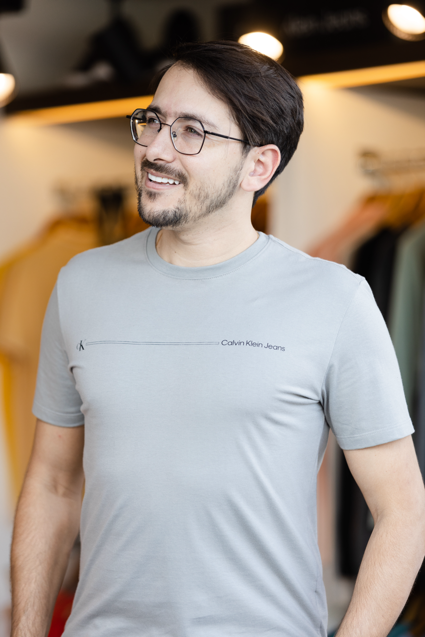 T-Shirt Calvin Klein Jeans Centralizado Cinza