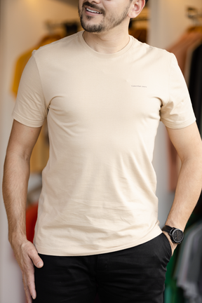 T-Shirt Calvin Klein Jeans Básica Peito