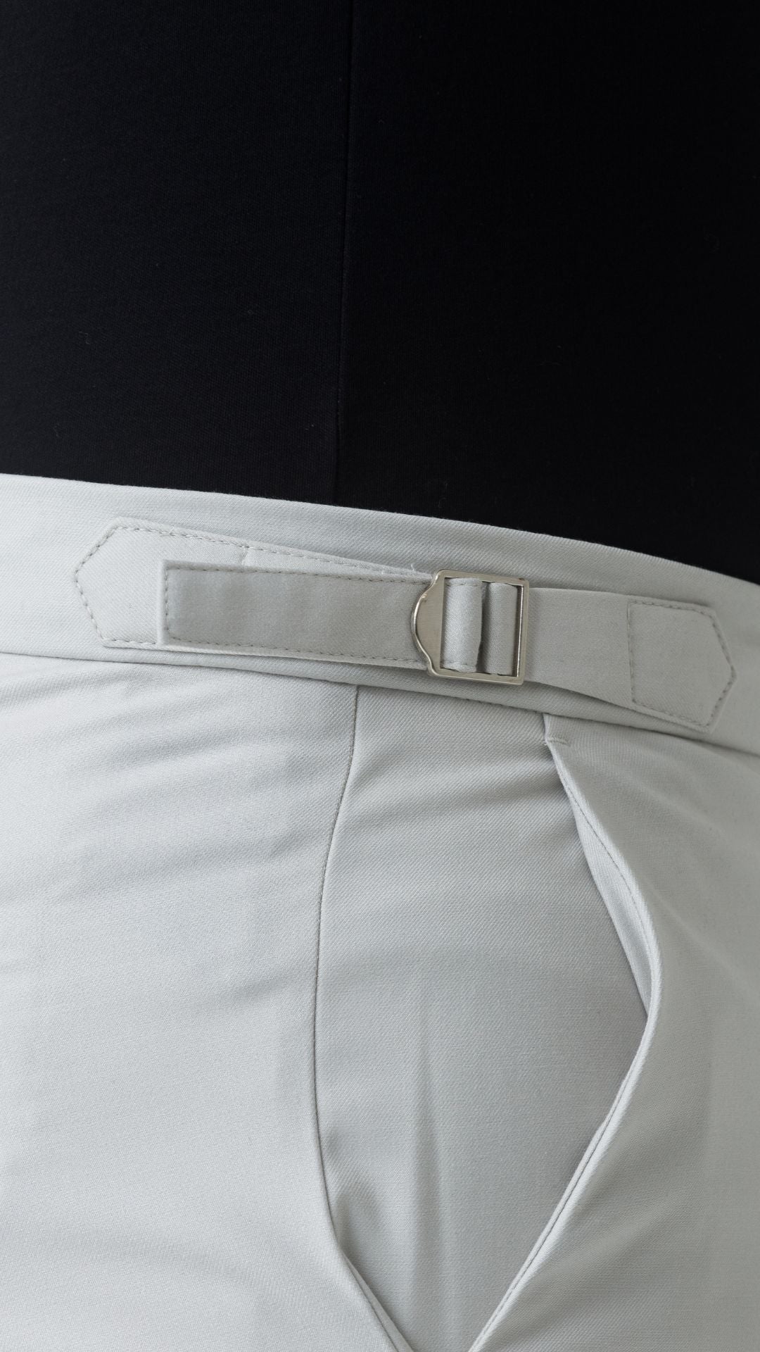 Calça de Alfaiataria Slim com Fivela Lateral e Corte Italiano  - Ahazzo