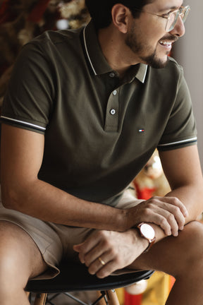 Polo Tommy Hilfiger Verde Musgo com Gola Contrastante