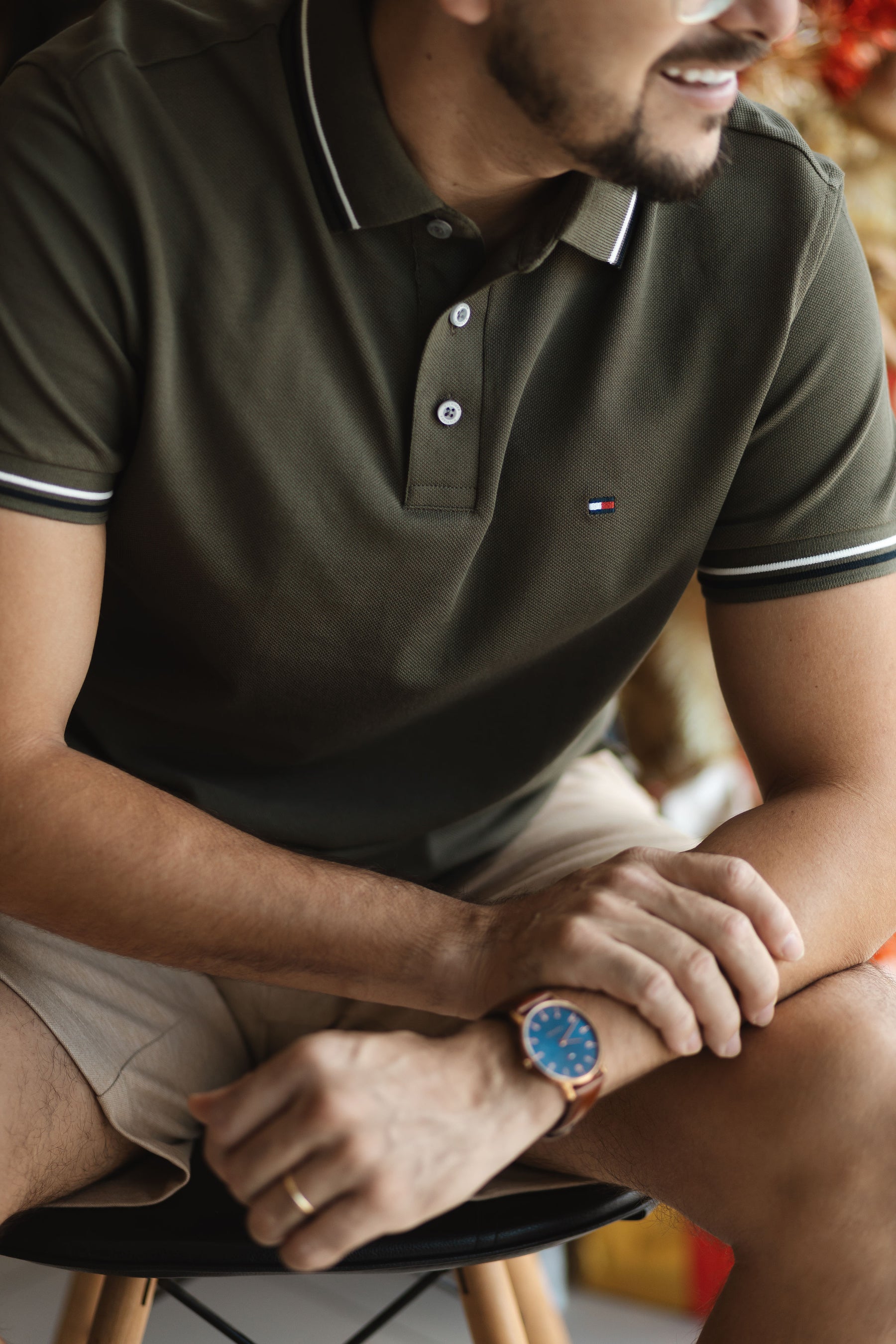 Polo Tommy Hilfiger Verde Musgo com Gola Contrastante
