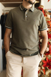 Polo Tommy Hilfiger Verde Musgo com Gola Contrastante